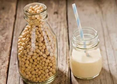 4 طرز تهیه شیر سویا بدون طعم تلخی با رعایت 18 نکته طلایی 4 طرز تهیه شیر سویا بدون طعم تلخی با رعایت 18 نکته طلایی